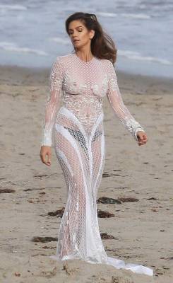celebritynippleslips:  Cindy Crawford braless in lace dress on the beach