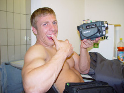 kevde87:hbshizzle:  BONUS BABBY BRYAN LOOKING LIKE HE’S FILMING SOME KIND OF AMATEUR PORN VIDEO.  we need find this camcorder 