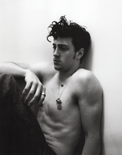 Aaron Johnson stop being sexy as fuck.