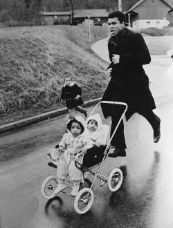 ventureandvirtue:  Muhammad Ali out jogging with his children © Unknown