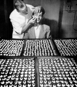 Movable eye, 1948. From trays of assorted eyes codesigner Fritz Jardon of american optical company finds a match for patient&rsquo;s good right eye.