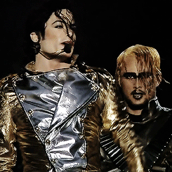 GIF su Michael Jackson. - Pagina 11 Tumblr_n0jn1jzvc91rs75leo3_r1_250