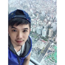 oscarhoy:  Taipei 101. #taipei #taipei101 #taiwan #ilovetaipei #ilovetaiwan #sg #sgboy #twboy #asian #asianboy #asianguy #asiancuteboy #selfie #throwback #buangbalik #tower #cap #men #mens #oscardelahoy #cute (at Taipei 101 Taipei City , Taiwan) 