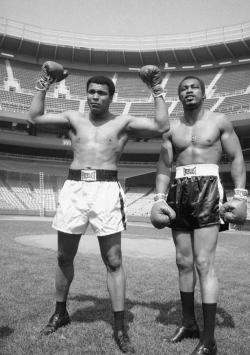BACK IN THE DAY |9/28/76| Muhammad Ali fought Ken Norton for the third time at Yankee Stadium. 