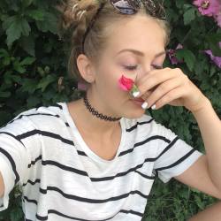 unleads: amazing selfie day today was c:  get my outfit(s) for really cheap! get 60% off on your 1st order c:  striped t-shirt • floral kimono • high waisted ripped shorts • shoes  