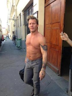 Jericho teasing his fans by walking around shirtless!!! *.*