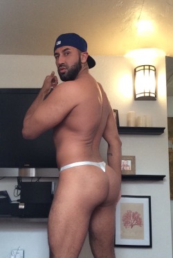 jewishpapi:  My cleaning outfit