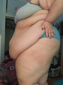 cute-fattie: dont look at my messy room ahh  wishlist message me about panties and custom content!  