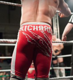 Davey Booty! Wouldn’t mind clawing at that ass!