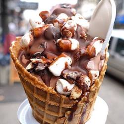 yummyfoooooood:  Ice Cream Cone with Mini Marshmallows &amp; Chocolate Chips with Chocolate Sauce