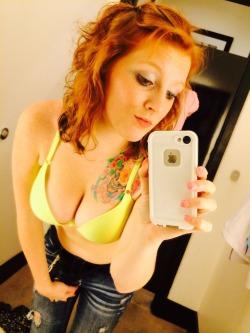 Southernlittleb taking selfies in her bra.