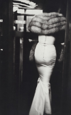  Robert Frank - Woman, Paris (1952) 
