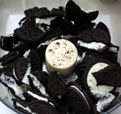 wolfnanaki:  partlysmith:  mckelvie:  mamajules1975:  thecakebar:  Oreo Cookie Butter Tutorial  Wtf…  What are you doing. What are you doing. What have you done.  you’re telling me i can make BLACK SLUDGE THAT TASTES LIKE OREOS!?   I WANT THIS GIMME