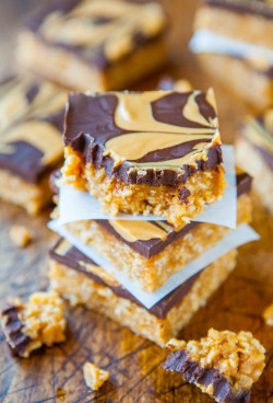 wehavethemunchies:  Chewy Peanut Butter and Chocolate Cereal Bars 