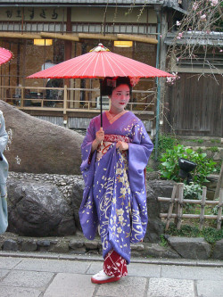 geisha-kai:Maiko Takahiro with cherry blossoms and Kanikakuni monument by Nullumayulife on Flickr She’s now a retired maiko and a Tokyo geisha.