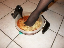 girltwink: just let me slip into something more…. spaghetti. 