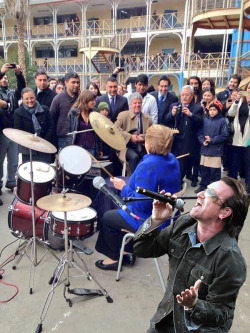 Aquí Bachelet tocando la batería, con Nicolas Eyzaguirre en la guitarra y su mejor amigo el Bono en el microfono&hellip;&hellip;