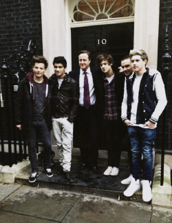zaynrocksmyworld:  One Direction with the UK Prime Minister David Cameron 