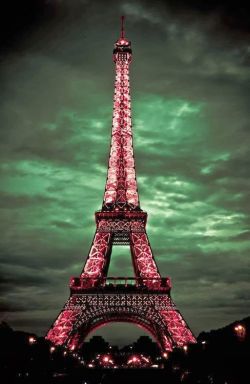 lilyadoreparis:  La Tour Eiffel en rose… Eiffel Tower in pink…