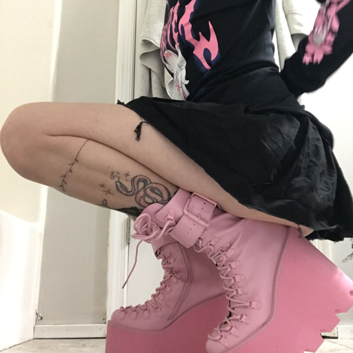 willowliveshere:i want friends who will casually fuck me by surprise. we could just be hanging out and someone decides to wrap their hand around my neck and make out with me before theyre pulling my pants down and thrusting into my hole, making me gasp