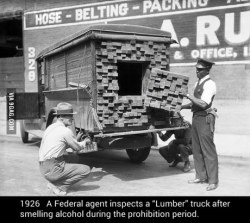 En 1926 un agente federal inspecciono una camioneta que transportaba ladrillos por oler a alcor durante una prohibición