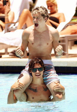 famousmeat:  One Direction’s Niall Horan shirtless with Harry Styles in the pool #Narry 