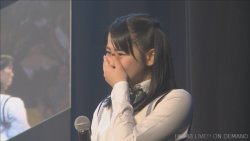 Tsutsui Riko announce her graduation in Te wo Tsunaginagara today.  Damn.. she is really a nice girl. But.. it was expected. Since she was the only TII member who didn’t apply to ssk candidacy.