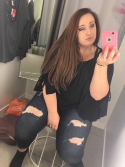 lost-girl-brandy:  H&amp;M dressing rooms have the best lighting