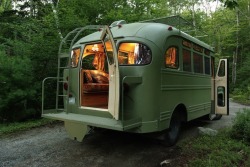 trill-ass-g:  School Buses turned homes. Love this so much i want one. 