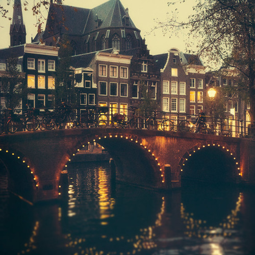 TRAVELINGCOLORS - A night in Amsterdam | The Netherlands (by Irene Suchocki) 