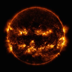 wavesoftware:  SDO: Jack-o-Lantern Sun     Active regions on the sun combined to look something like a jack-o-lantern’s face on Oct. 8, 2014. The image was captured by NASA’s Solar Dynamics Observatory, or SDO, which watches the sun at all times from