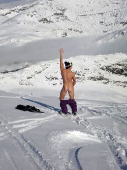 nakedmaninnature:  NAKED MAN  IN THE SNOW
