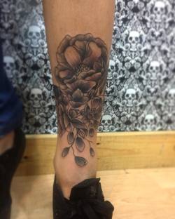 💀✖️tatuaje realizado a nuestra talentosa amiga @milasaer.art full buena vibre y mente positiva :)✖️💀 . . . . . . . #tattoo #tatuaje #tatu #pierna #leg #peonia #peony #flor #flower #sombras #negro #lineas #venezuela #lara #barquisimero #valencia