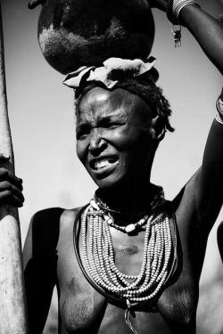 Ethiopian Nyangatom woman, by Ingetje Tadros.