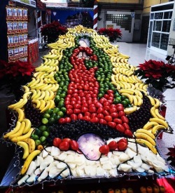 La Virgen de Guadalupe hecho por verduras 🍅 y frutas 🍌. Que cute.  (at Hacienda Pèrez-Garcia) https://www.instagram.com/p/BtnTMg_HfKt/?utm_source=ig_tumblr_share&amp;igshid=170xaha4kk6bw