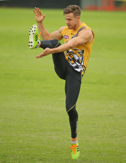 giantsorcowboys:  May Day Men In Tights! Brett Deledio Works Out In Bodaciously Tight Lycra! Sexy As Hell, Baby!