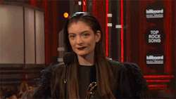 elemeno-pee:Lorde wins Best Rock Song and is understandably confused 