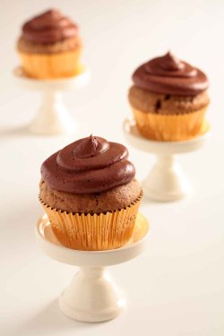 fullcravings:  Banana Cupcakes with Chocolate Cream Cheese Frosting