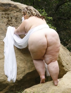 vinny2007:  nudebbwpics:  Big Beautiful Woman  She’s ready to sit her bare rump on my face.