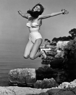 Jump! by Philippe Halsman1. Brigitte Bardot (1955)2. Marc Chagall (1955)3. Richard Nixon (1959)4. Dean Martin &amp; Jerry Lewis (1951)5. Marilyn Monroe (1959)6. Audrey Hepburn (1955)7. The Duke &amp; Duchess of Windsor (1958)8. Grace Kelly (1955)9. Salvad