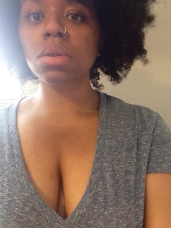plant-strong:  browngirlblues:  This is “I’m hot, the fan is on full blast, my tits are sweating, gimme some watermelon”  GORGEOUS  😊