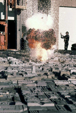 finofilipino:  Detrás de las cámaras: Star Wars. Rodaje de las explosiones en el ataque a la Estrella de la Muerte en 1977.