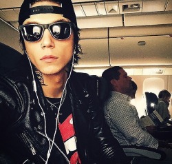 xxfanofmusicxx:  I would literally flip out if he was on plane!
