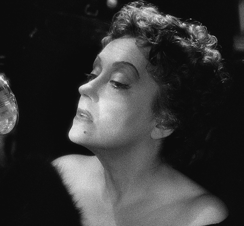connerys:I am big. It’s the pictures that got small.Gloria Swanson as Norma Desmond in Sunset Boulevard (1950) A beautiful movie + musical