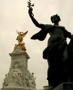 lost-in-centuries-long-gone: 2005-05-29 Buckingham Palace Monument 2 by [Ananabanana] on Flickr. The Victoria Memorial at Buckingham Palace, London. Victoria and the Angel of Victory both face NE down the Mall, while the Angel of Truth (foreground) faces