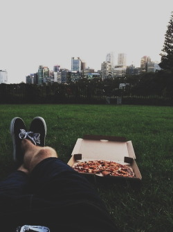 onehundredanchors:  blowsive:  relaxing pizza chills i had tonight  Somebody from Melbourne please do this with me.   // 