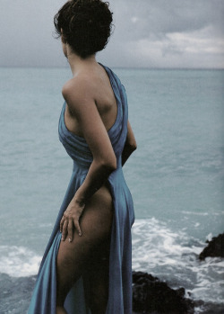 supermodelobsession:  Vogue Paris February 1992&ldquo;La vague Turquoise&rdquo;Model: Helena ChristensenPhotographer: Fabrizio Ferri 