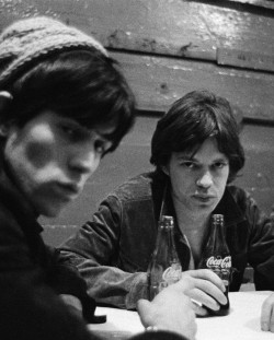 colecciones:  Keith Richards and Mick Jagger sharing a coke, 1960s. Photo by Gered Mankowitz. 