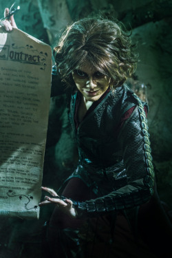 lithefider:  fyeahcosplayandtutorials:  Rumpelstiltskin Contract (another) by ~simplearts  Holy cosplay and photography batman 