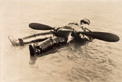 Homme flottant dans un costume de caoutchouc dans la baie de San Francisco, 1926.